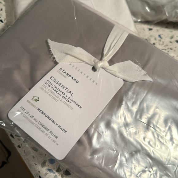 Pottery barn, essential standard size set pillowcases - Picture 2 of 2